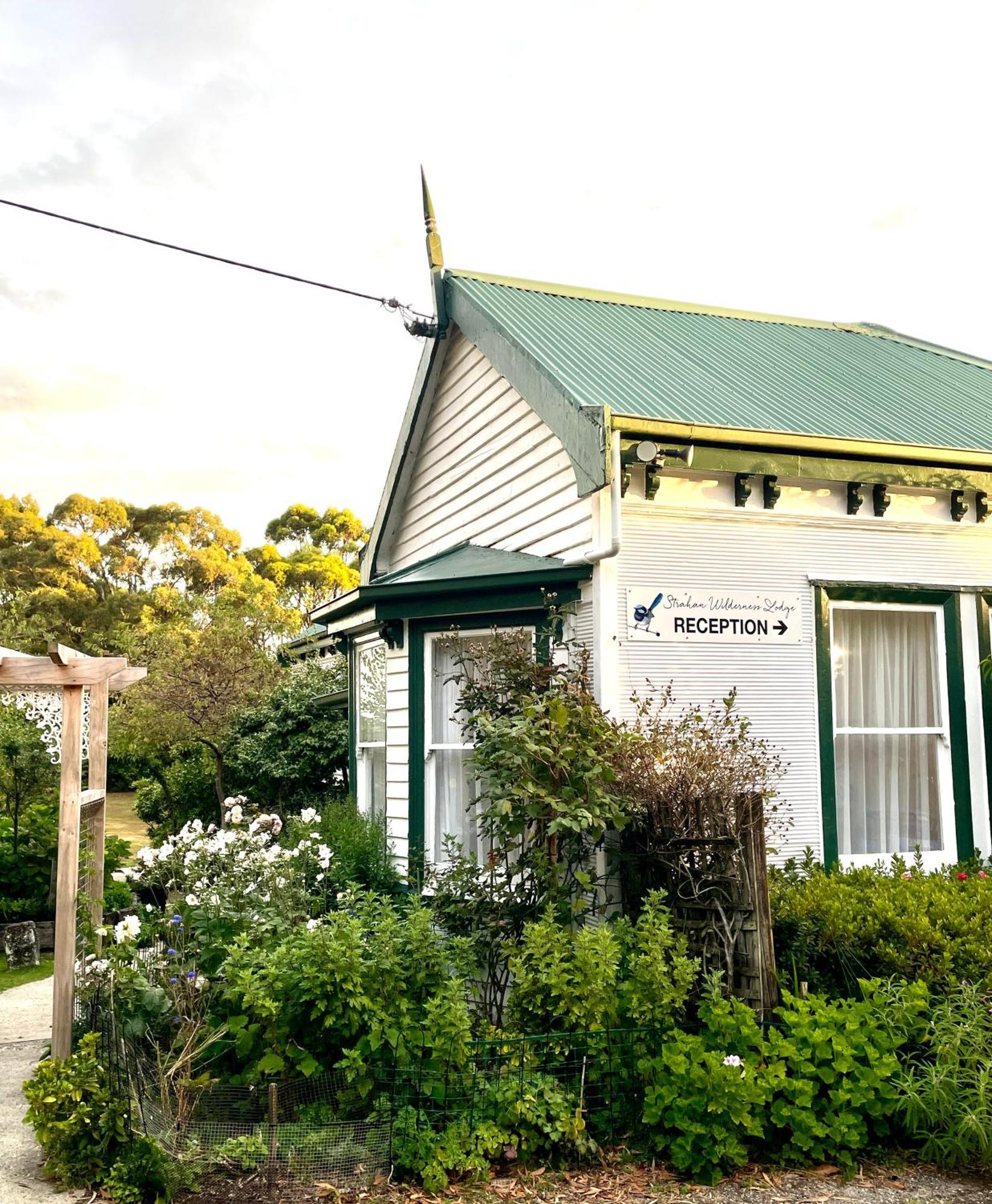 Strahan Wilderness Lodge Exteriör bild