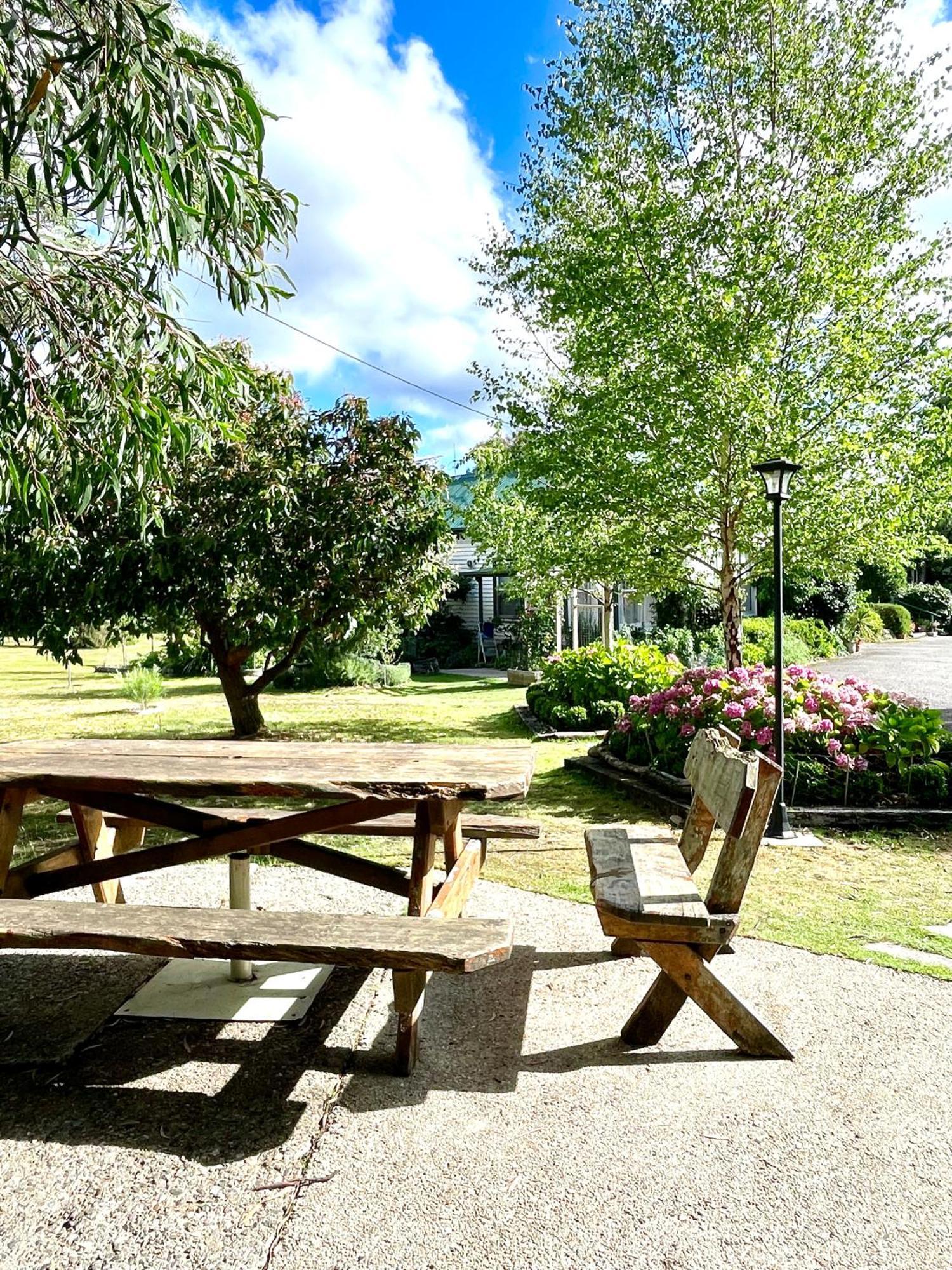 Strahan Wilderness Lodge Exteriör bild