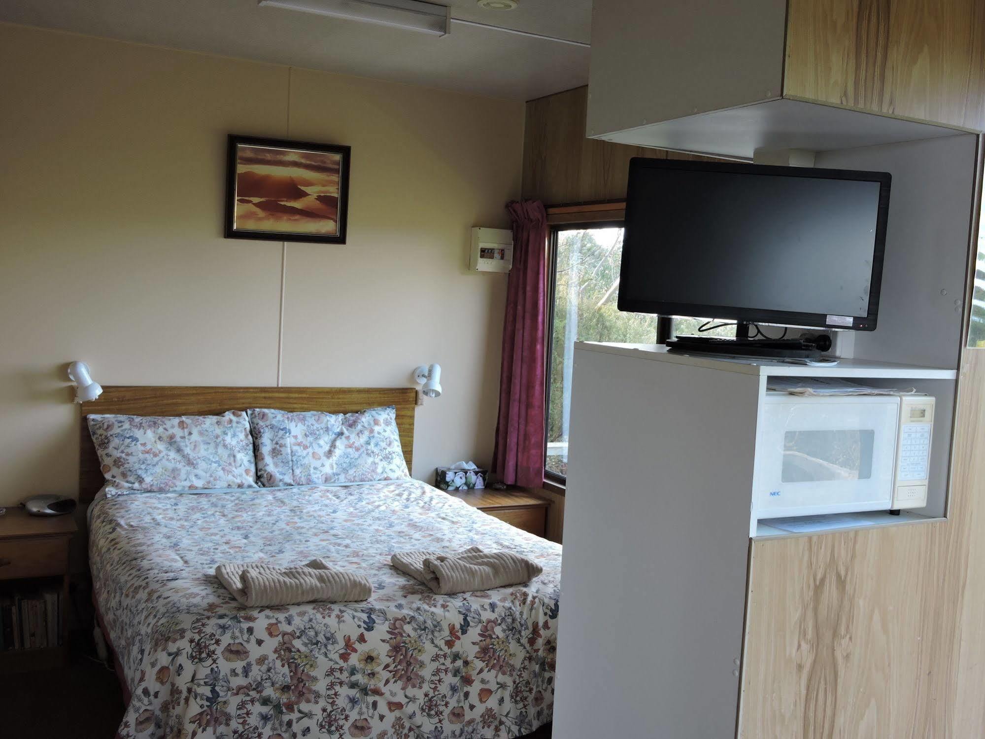 Strahan Wilderness Lodge Exteriör bild