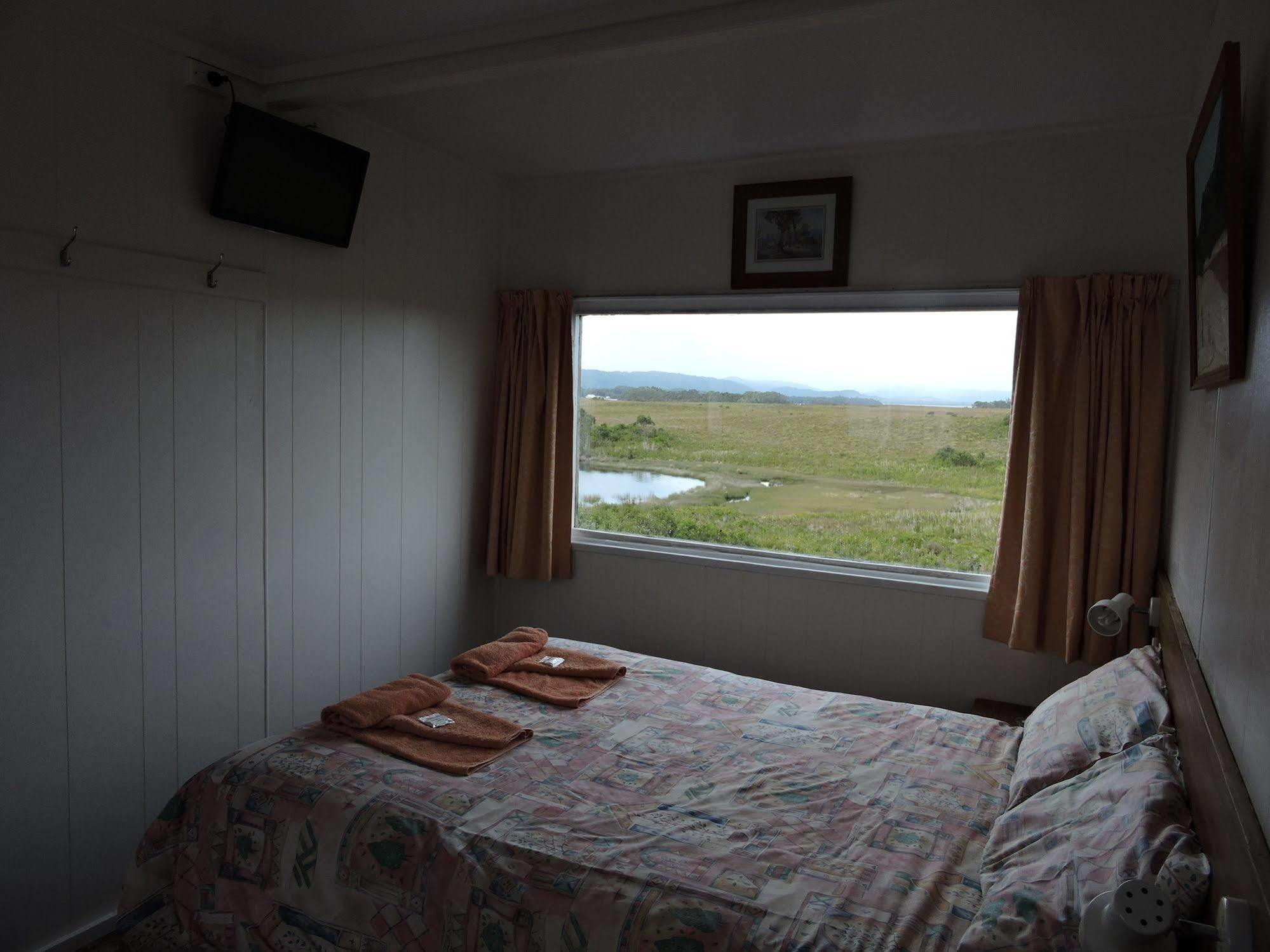 Strahan Wilderness Lodge Exteriör bild